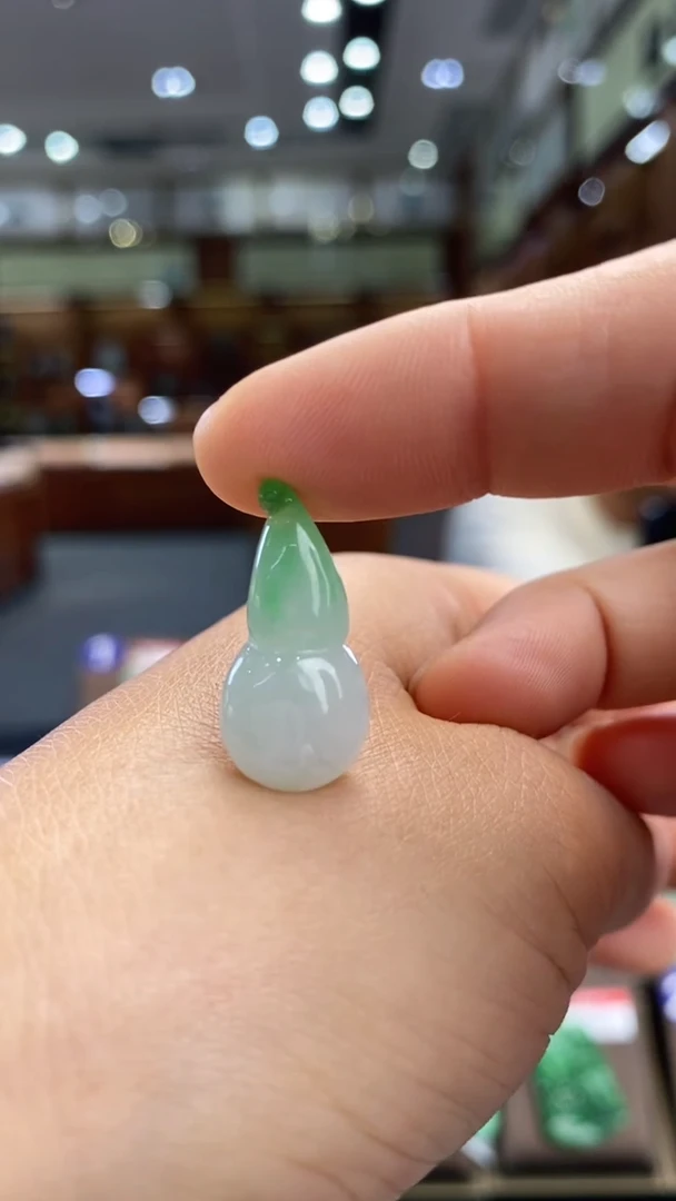 翡翠未镶嵌颈饰葫芦