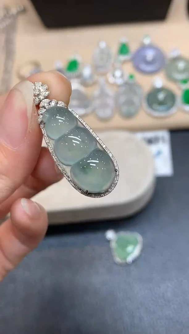 颈饰18K金镶嵌翡翠福豆【无服务费