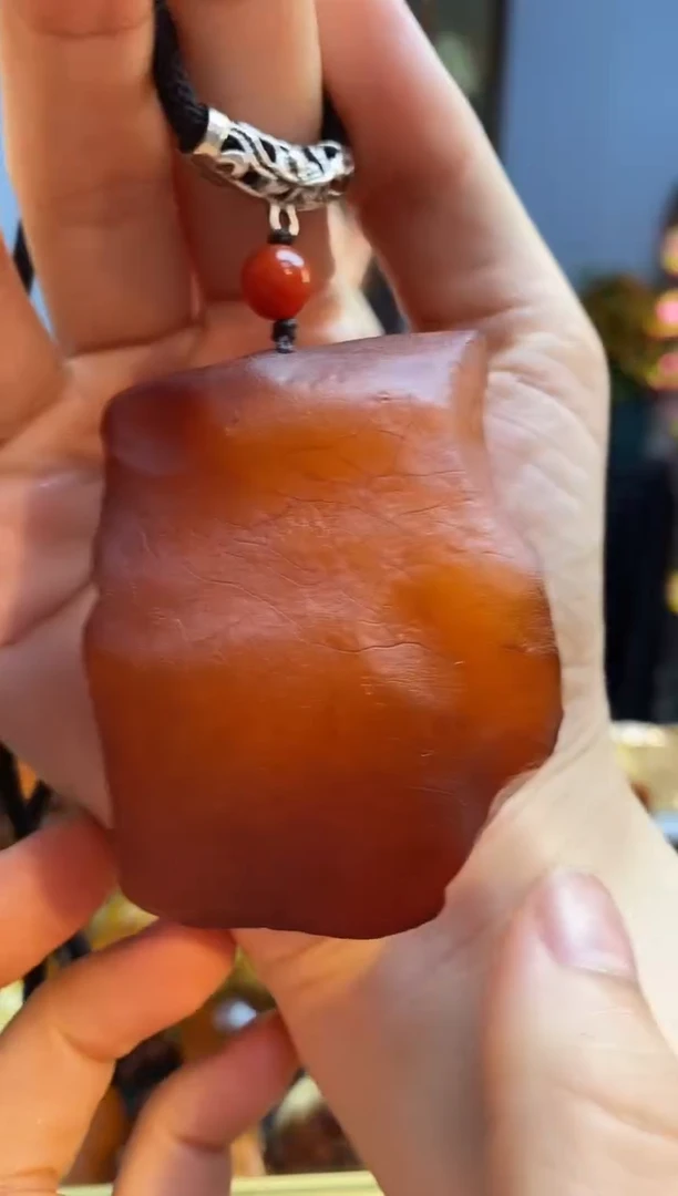 未镶嵌颈饰琥珀吊坠