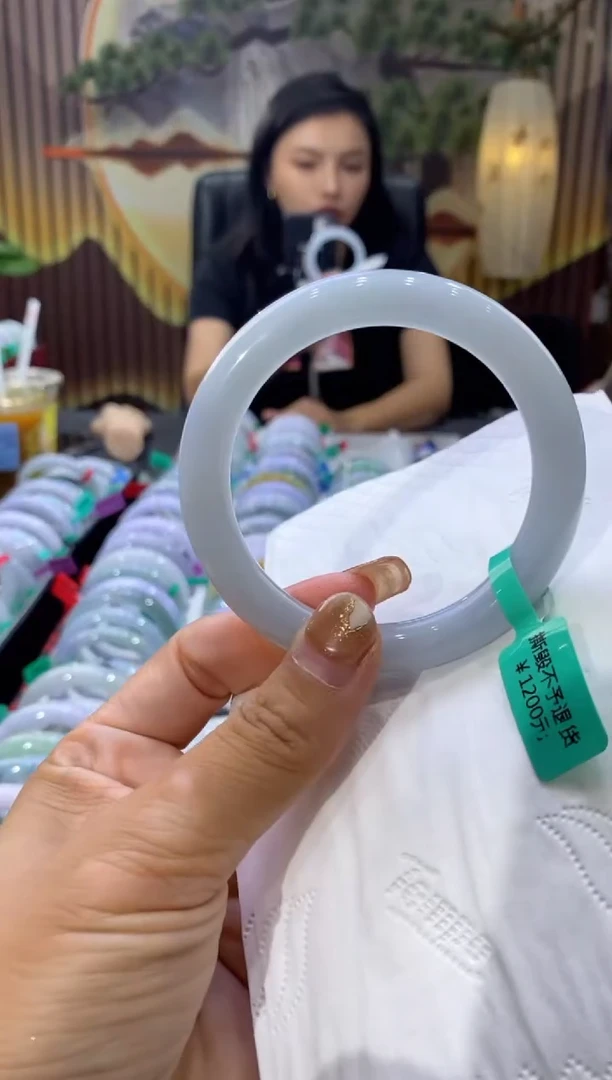 翡翠手镯未镶嵌多人09575