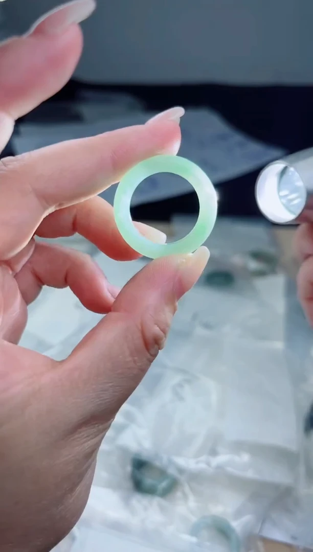 翡翠未镶嵌颈饰戒圈