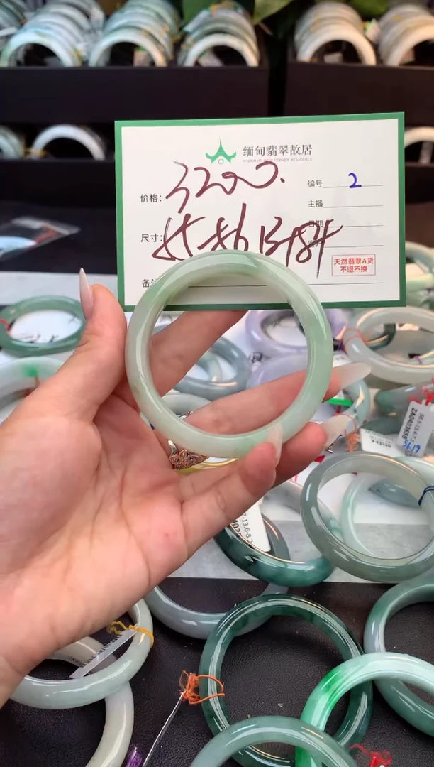 未镶嵌定制翡翠毛货需精细抛光+多人