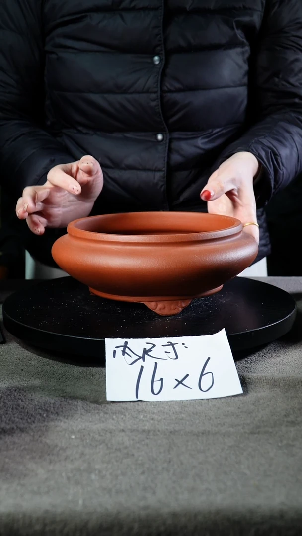 A宜兴紫砂小花盆