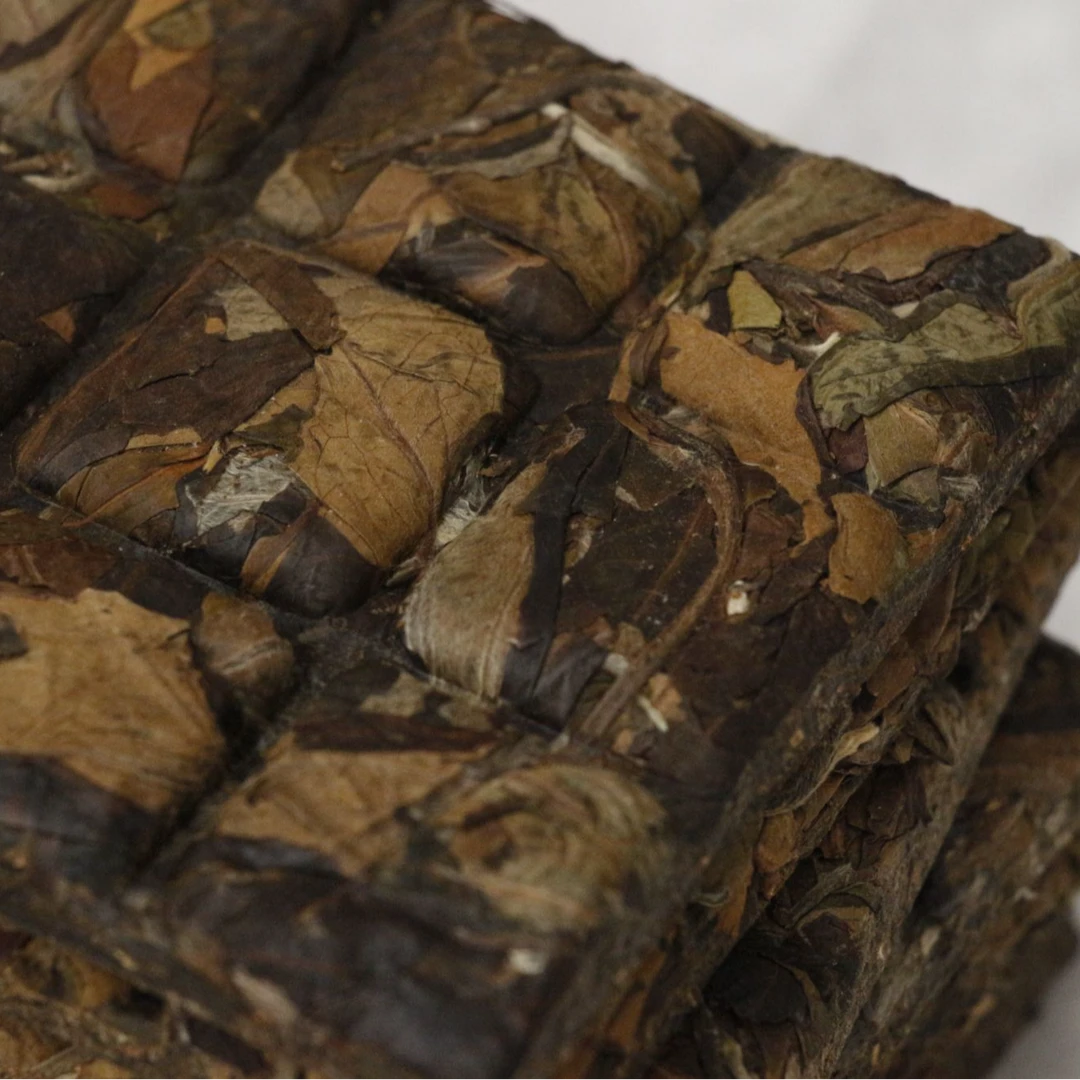 云南大叶种白茶临沧茶区巧克力片小方片白茶那罕白茶