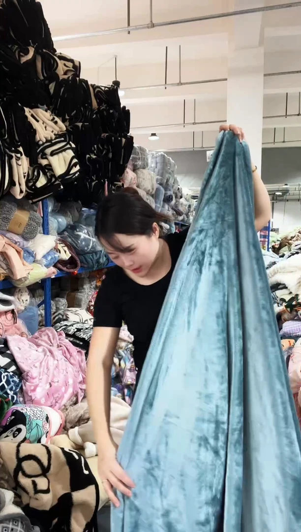 混纺主播手上展示的产品