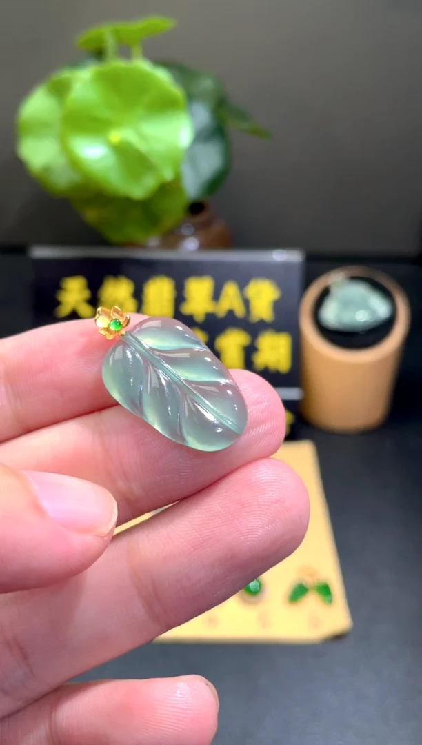 颈饰18K金镶嵌翡翠翡翠A货
