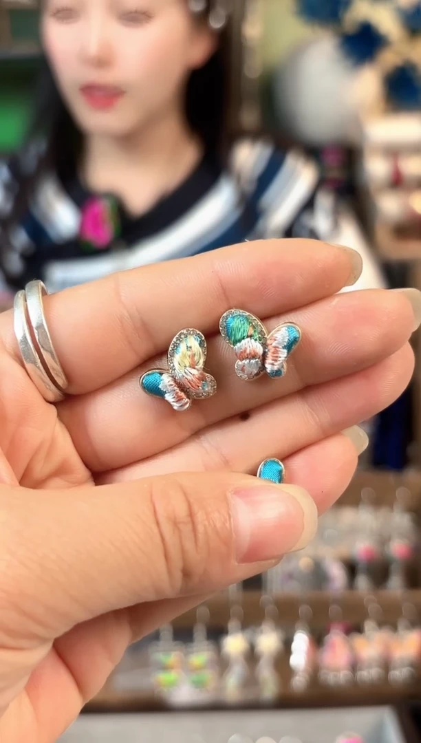 彩云南阁非遗老绣饰品556