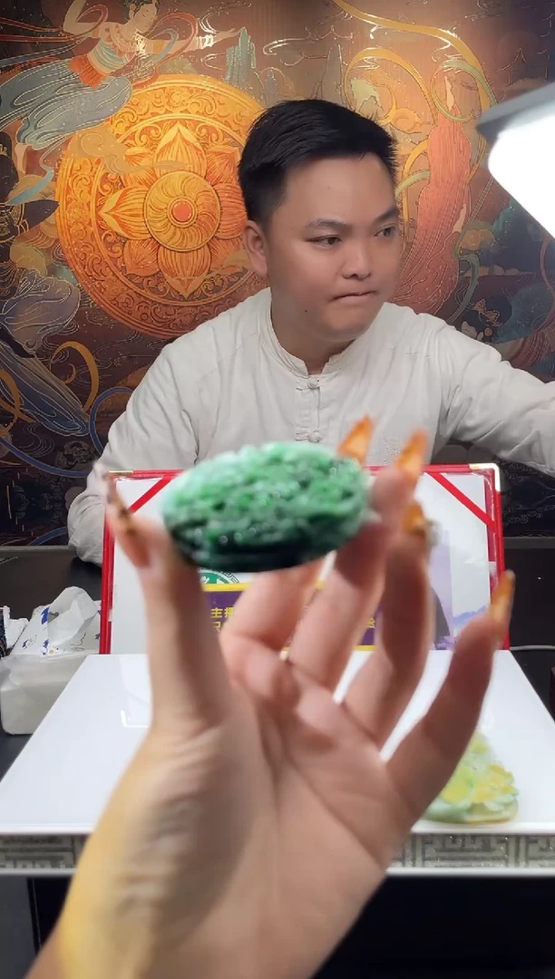 翡翠未镶嵌颈饰多样性发其一