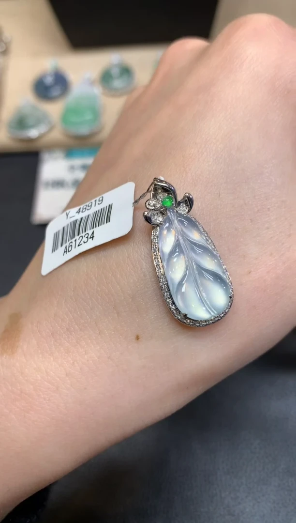 【闪购商品】翡翠颈饰18K金镶嵌叶子【无服务费】