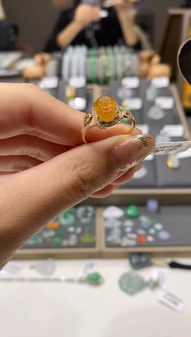 颈饰18K金镶嵌翡翠戒指