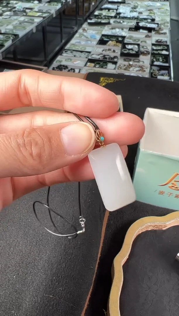 吊坠(不含链)18K金镶嵌和田玉多样性发1