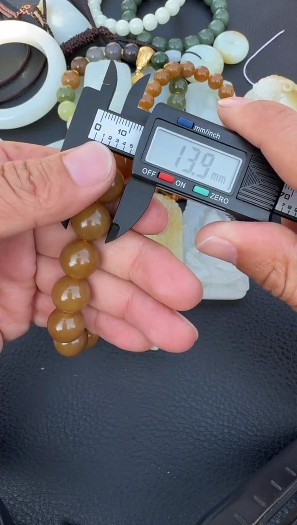 未镶嵌和田玉（糖玉）挂件和田玉
