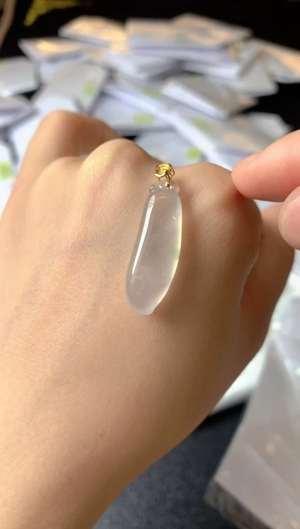 18K金镶嵌翡翠耳饰美**生吊坠