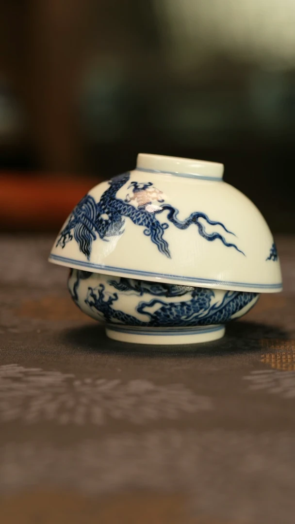 老****箱仿明青花铠甲龙纹杯