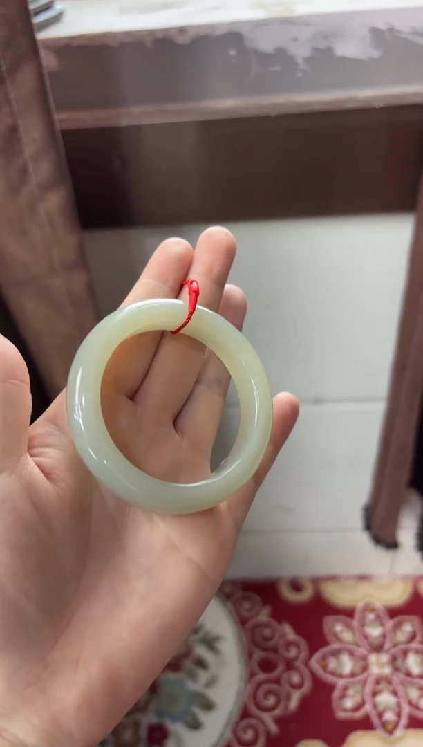 【闪购商品】和田玉手镯未镶嵌且末微色差近矿51+