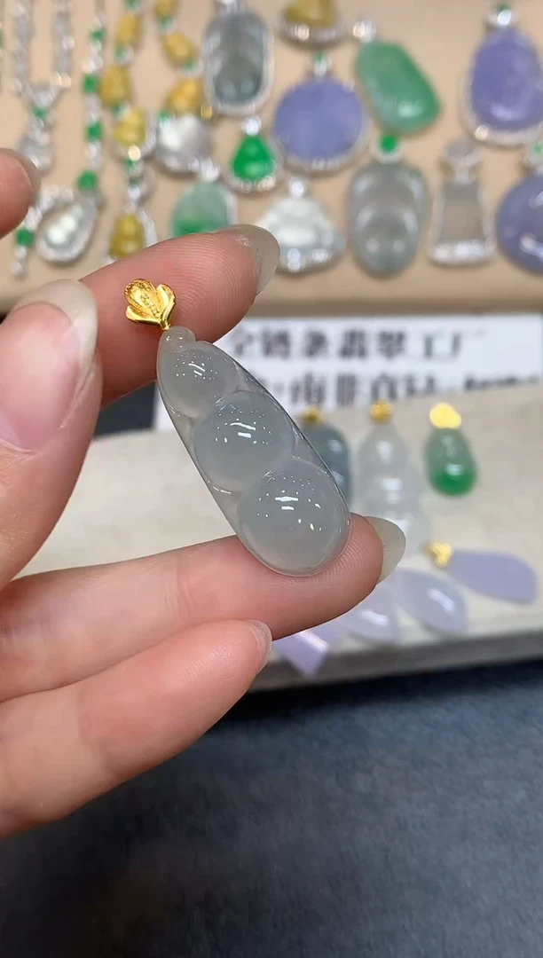 颈饰18K金镶嵌翡翠福豆【无服务费