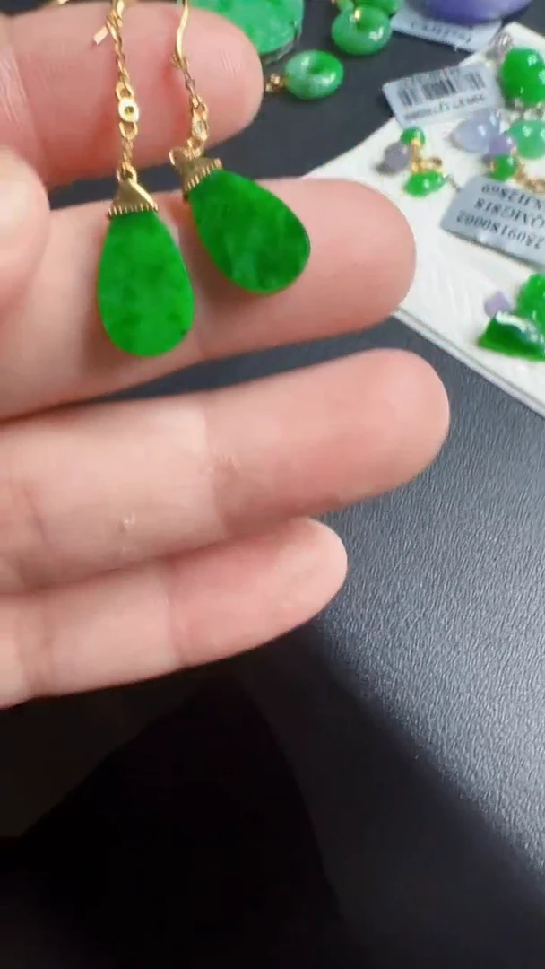 颈饰18K金镶嵌翡翠耳饰