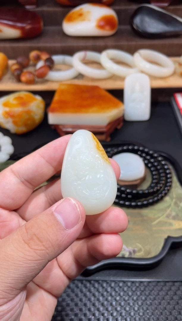 和田玉（糖玉）未镶嵌挂件狼**下84548