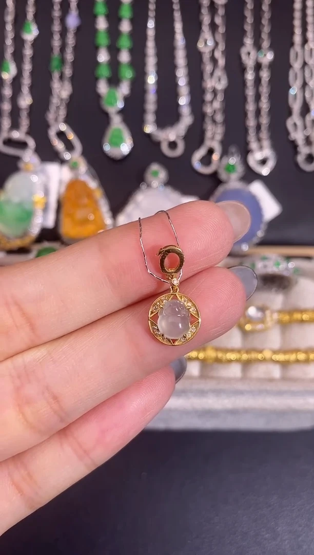 颈饰18K金镶嵌翡翠吊坠