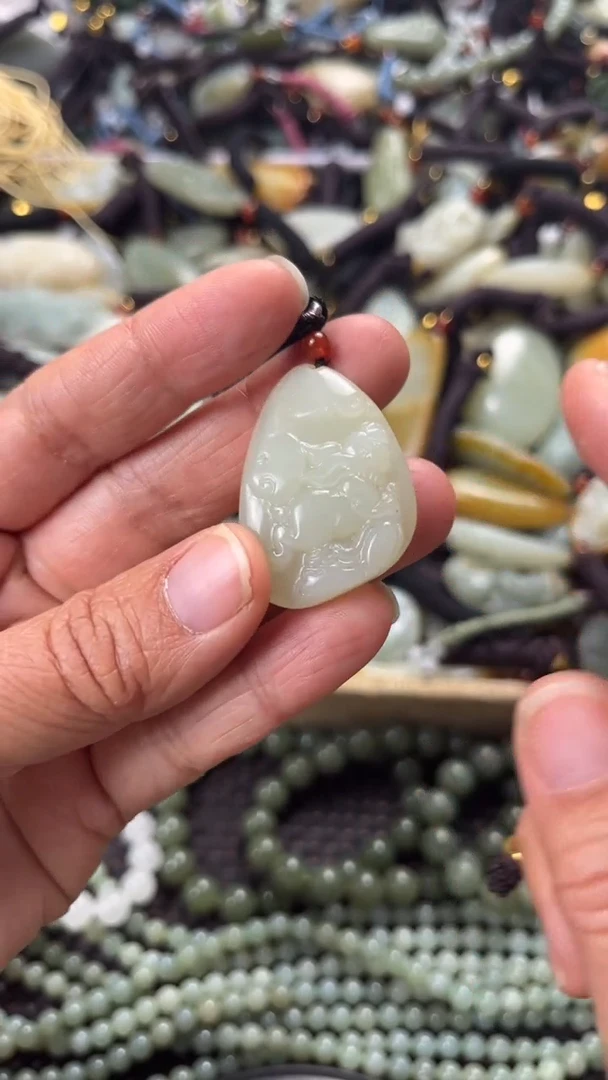 【闪购商品】和田玉颈饰未镶嵌多样性发货没有证书，拍一发一.有瑕