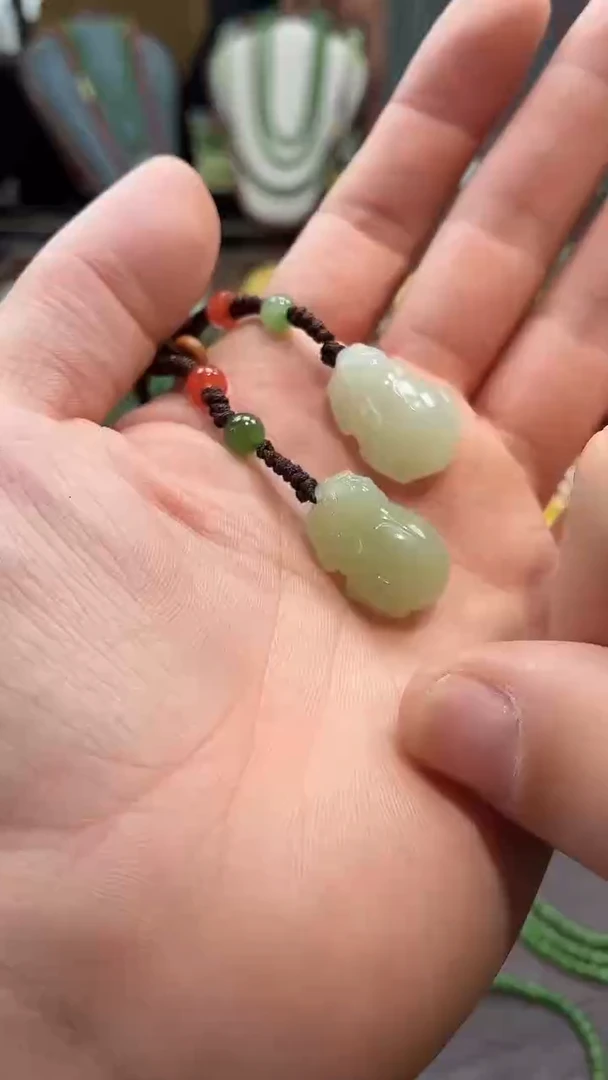 吊坠(赠链)未镶嵌和田玉多样性发货任发其一