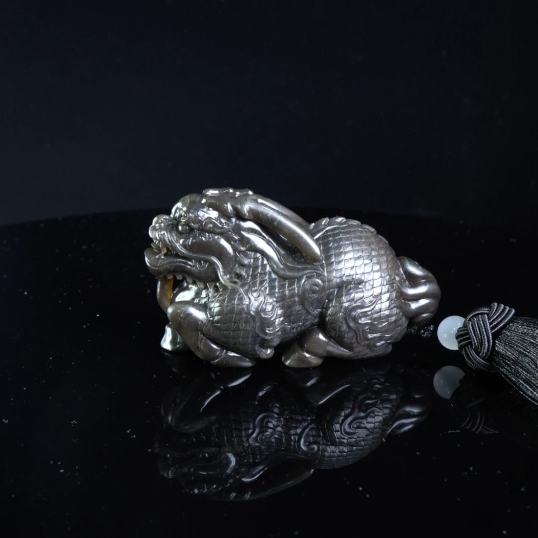 Lot.31.寿山石牛角冻麒麟手把件169.2克8.6x3.6x4.8cm