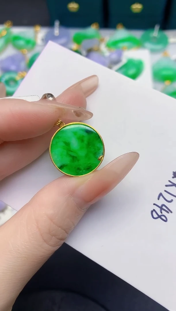 颈饰18K金镶嵌翡翠缅甸天然翡翠A货