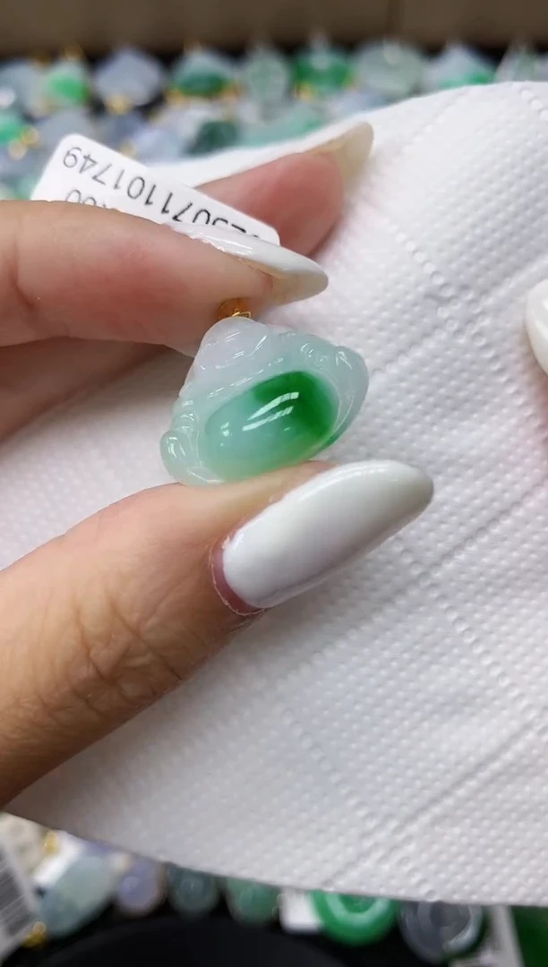 颈饰18K金镶嵌翡翠11111111111