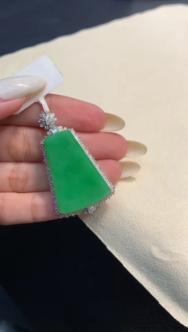 颈饰18K金镶嵌翡翠1