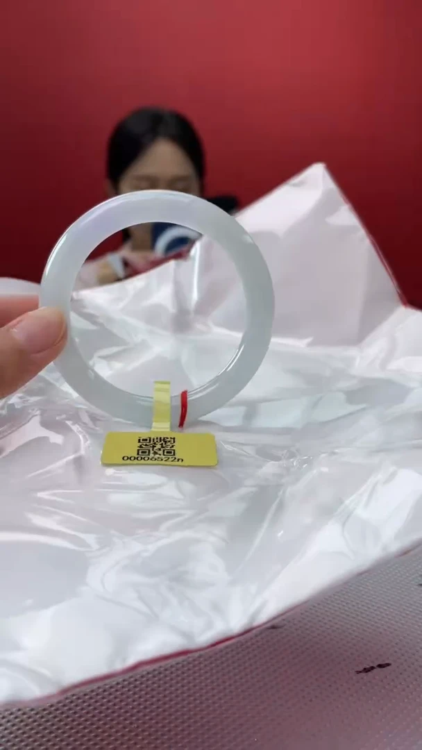 翡翠手镯未镶嵌12       圈口52.6