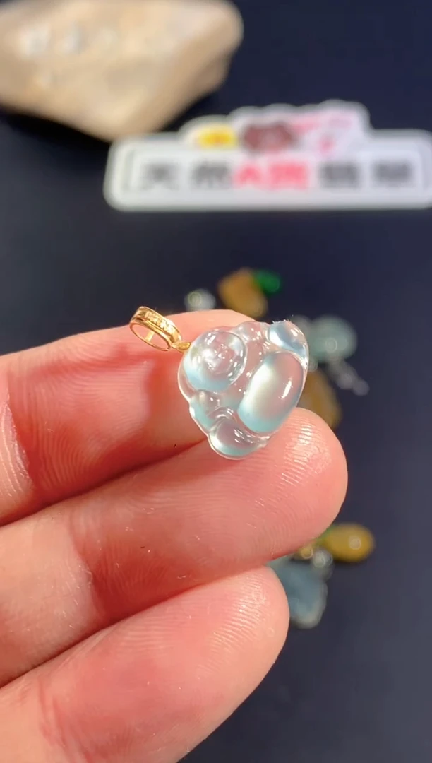 颈饰18K金镶嵌翡翠
