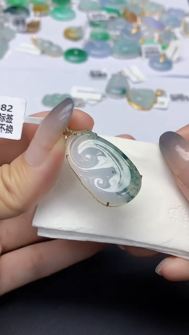 翡翠18K金镶嵌颈饰天然缅甸a货翡翠