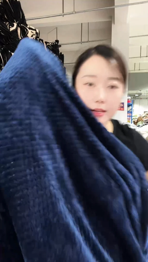 混纺主播手上展示的产品