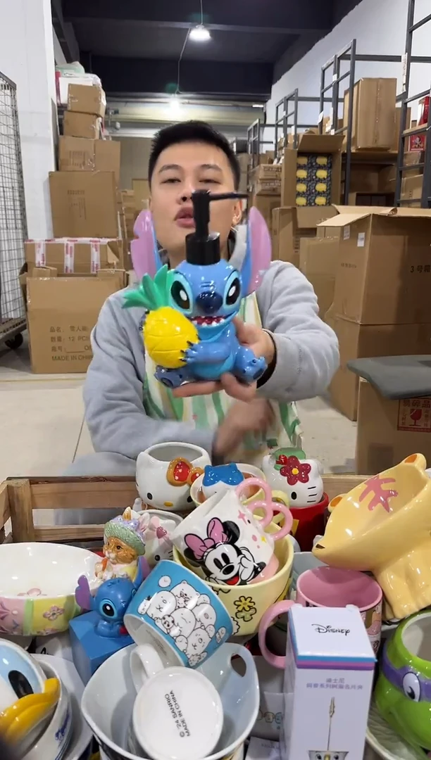 瓷片史迪仔抱菠萝按压瓶