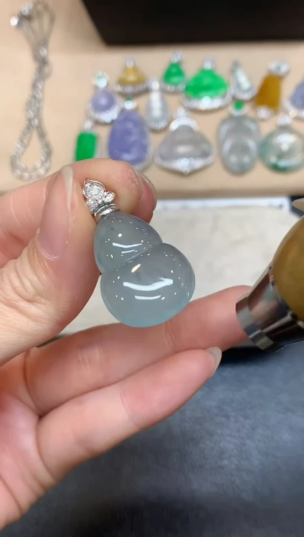 颈饰18K金镶嵌翡翠葫芦【无服务费