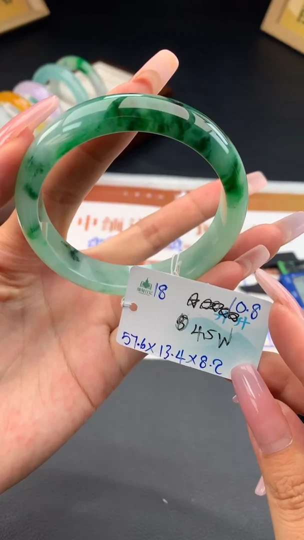 未镶嵌手镯翡翠自带#送人#，联系客服核对地址~