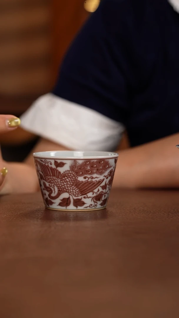 釉里红孔雀纹直口杯