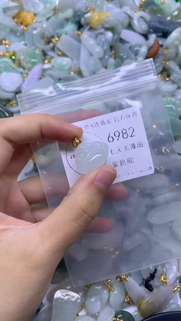 颈饰未镶嵌翡翠1