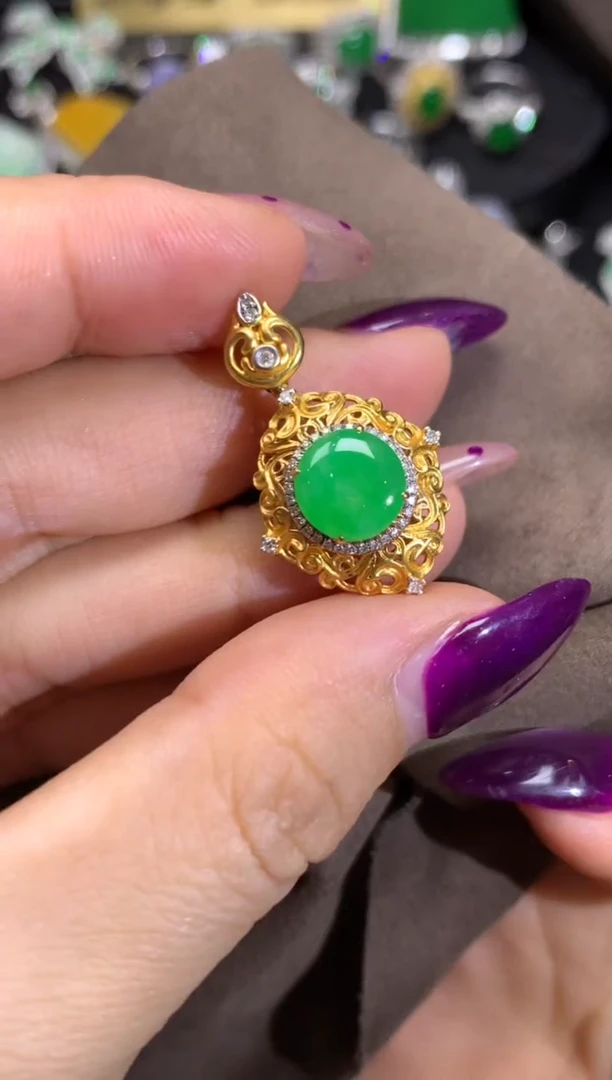 颈饰18K金镶嵌翡翠翡翠吊坠（福利好价）