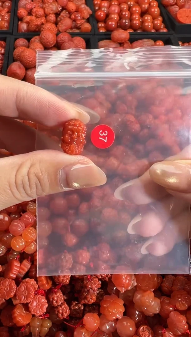 南红玛瑙未镶嵌颈饰1