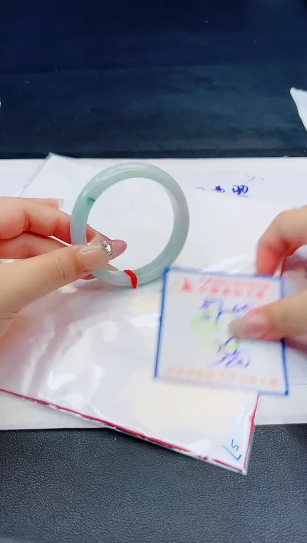 【闪购商品】翡翠手镯未镶嵌，质检证书图片色彩偏黑白