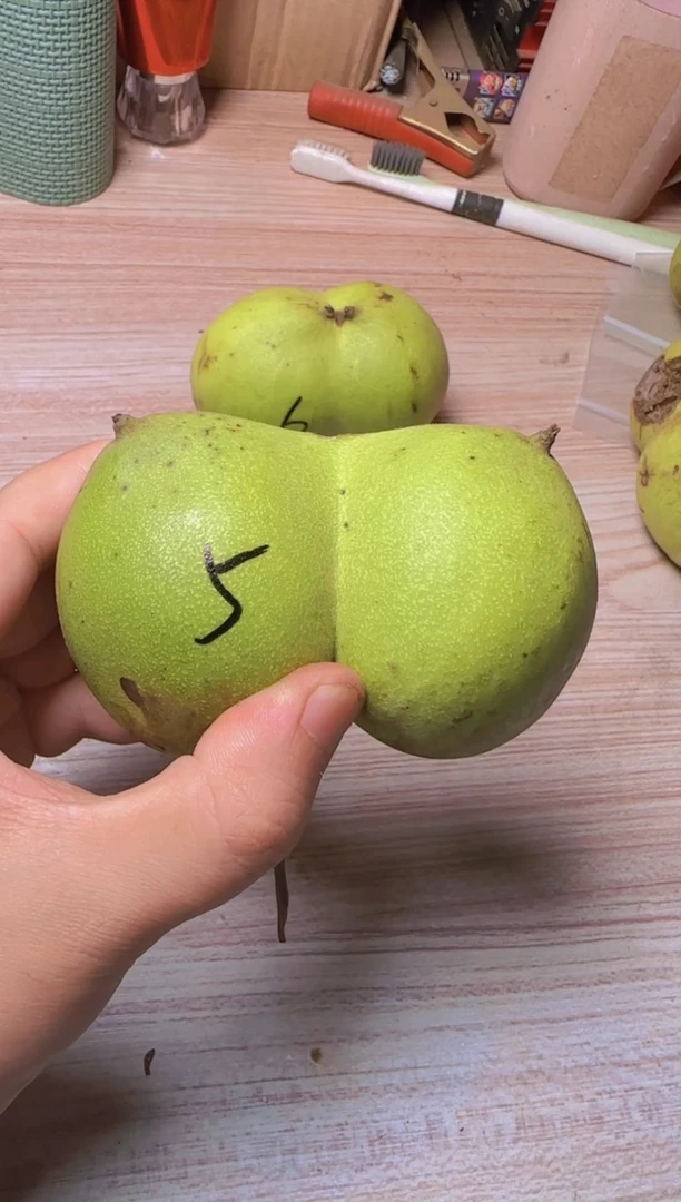 吊坠文玩核桃我*酱核桃青皮半壁5号