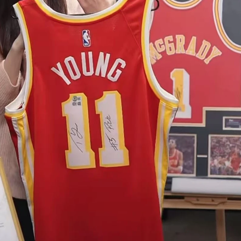 特雷杨加签老鹰红sw装裱收藏421【铭人堂亲签球衣直播专属链接】