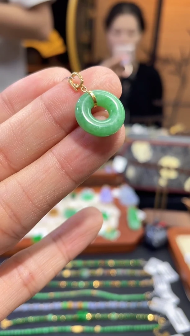 颈饰18K金镶嵌翡翠甜甜圈