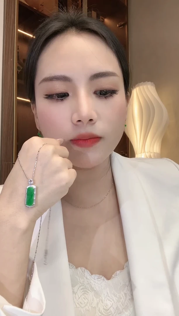 【闪购商品】翡翠吊坠(不含链)18K金镶嵌C12 多样性发货一件