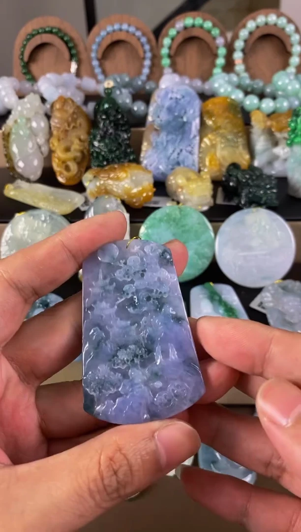 翡翠未镶嵌颈饰山水牌