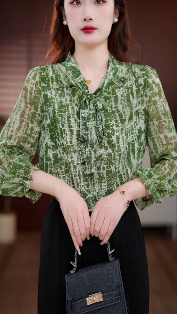 2025新款青衫依旧清新V领高端小衫套头衬衫时髦长袖上衣打底衫女