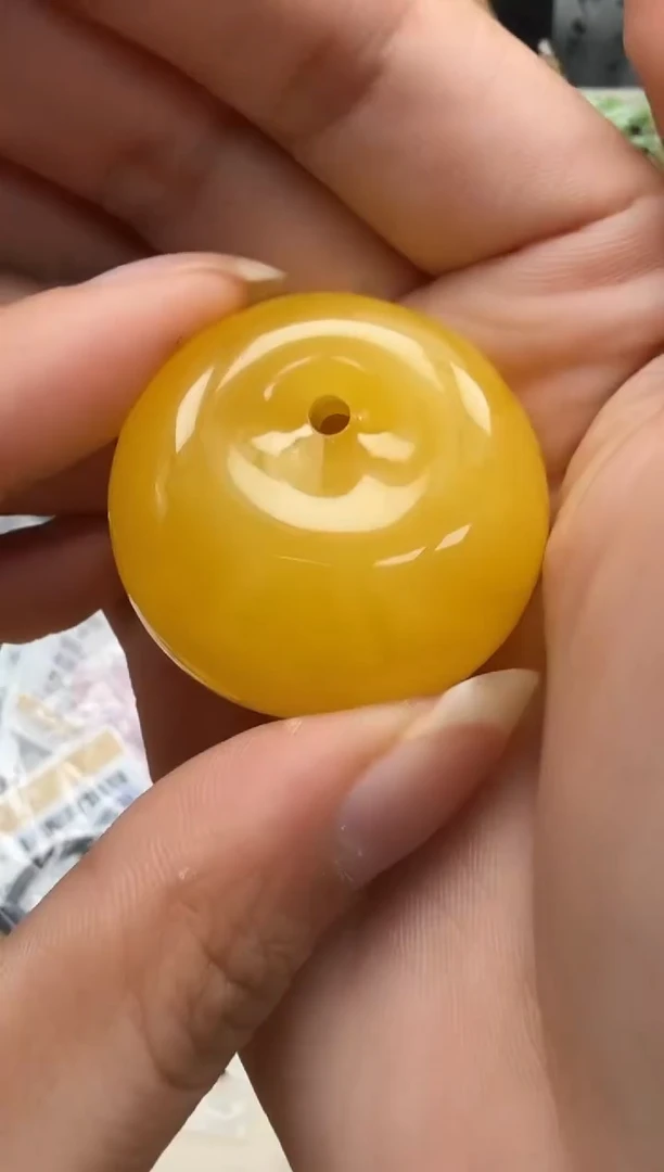未镶嵌琥珀裸石如图