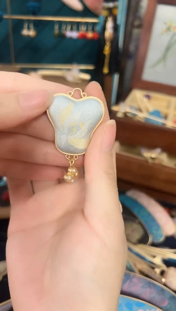 【闪购商品】【孤品年初五发】浅色兰花芭蕉胸针AAA