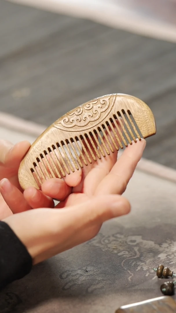 【闪购商品】金丝楠木艺团花梳